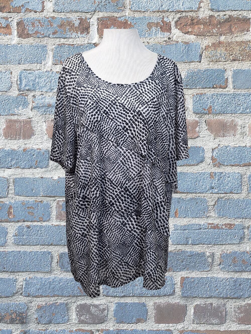 CJ Banks 2X Three Tiered Black & White Short Sleeved Top
